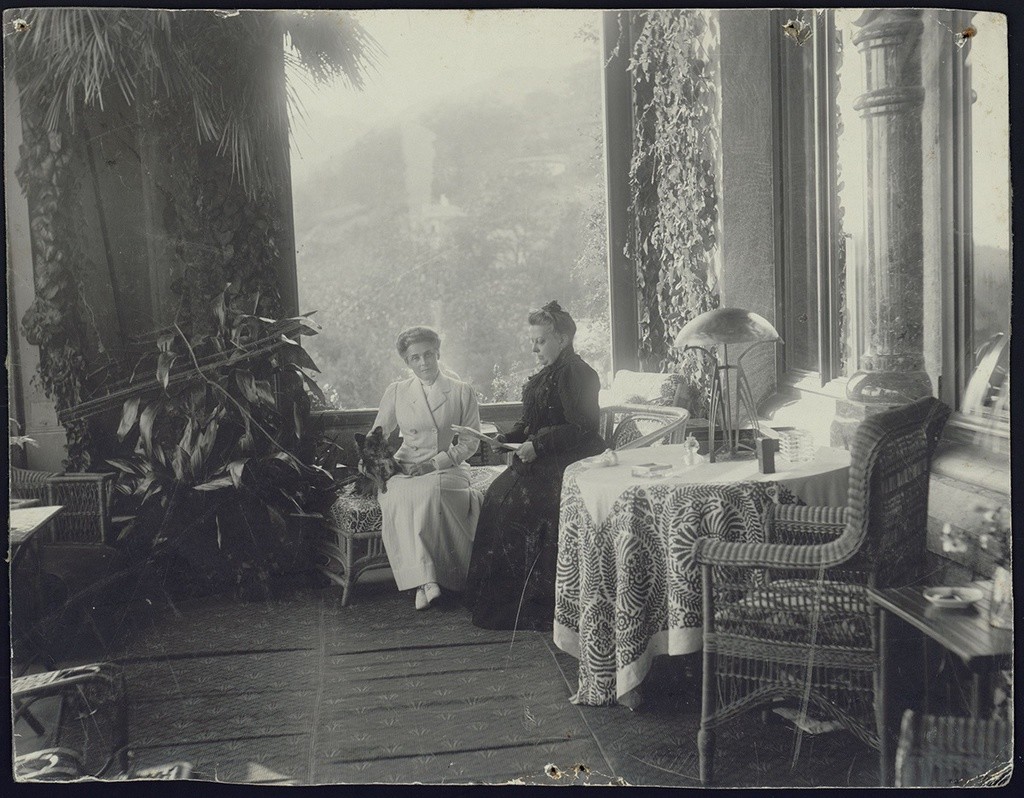 La princesse Zénaïde Youssoupoff (à gauche) buvant du thé au palais familial de Koreïz, 1913

