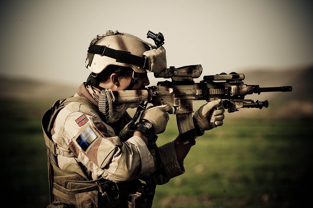 Norveški vojak v provinci Farjab v Afganistanu, oborožen z avtomatom HK416
