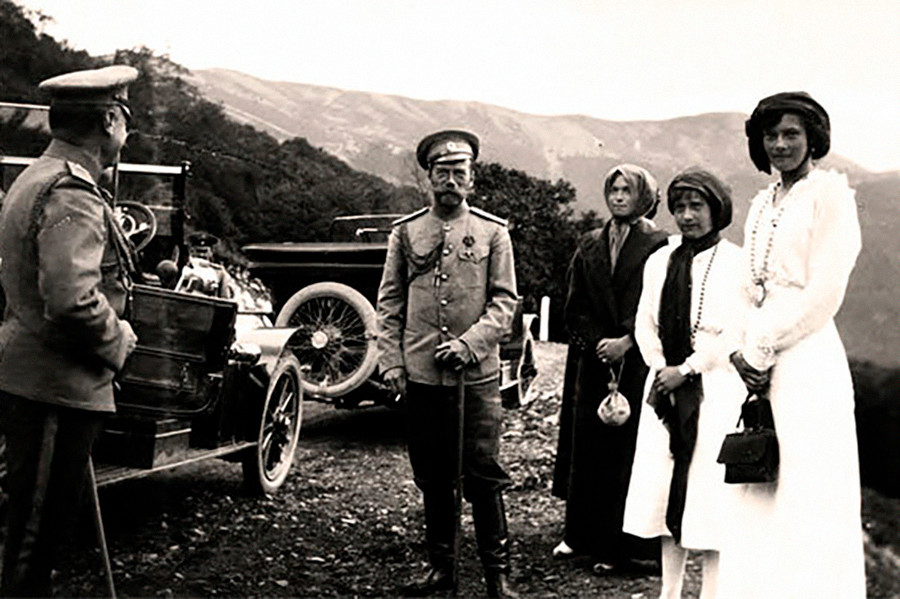 娘たちとポーズを取るニコライ2世。1913年