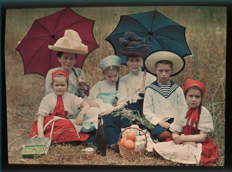 クリミアでピクニックを楽しむ家族。1910年