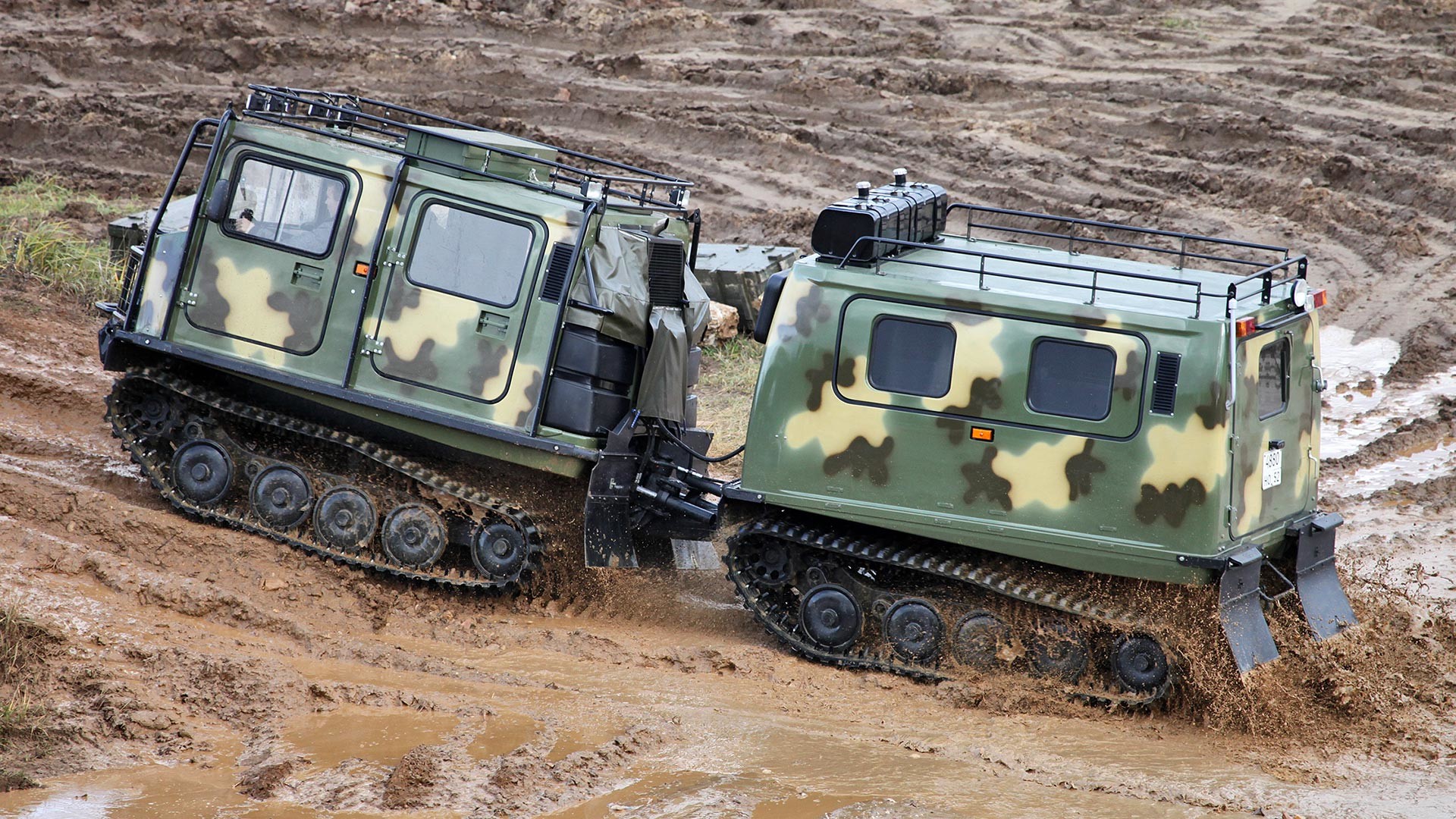 Гусенично теренско возило ГАЗ-3351 „Лос“ са два спојена одсека.