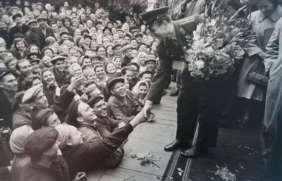 Jurij Gagarin incontra i lavoratori di una fabbrica 
