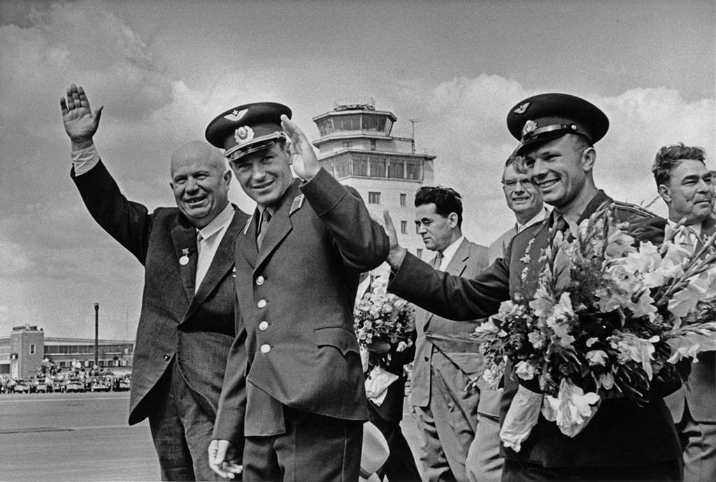Nikita Khrushchev con i cosmonauti German Titov e Jurij Gagarin dopo il volo spaziale di Titov 
