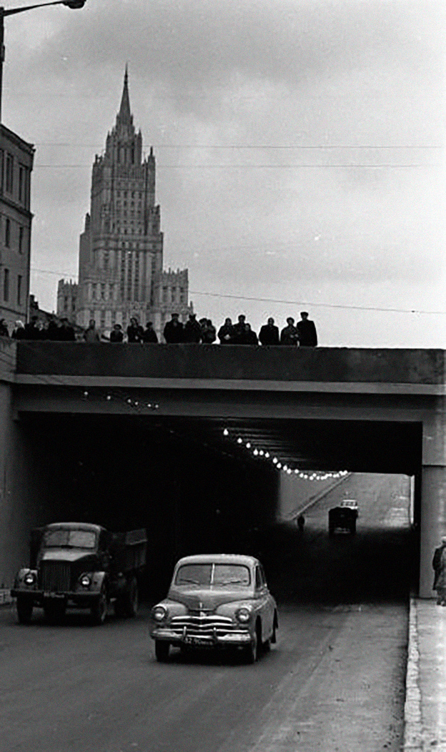 Il traffico automobilistico di Mosca aumentava e c’era bisogno di nuove infrastrutture stradali. Ecco un tunnel sulla circonvallazione dei Giardini (sadóvoe koltsó). Sullo sfondo c’è uno dei grattacieli detti le “Sette sorelle” di Stalin: quello del Ministero degli Affari Esteri 