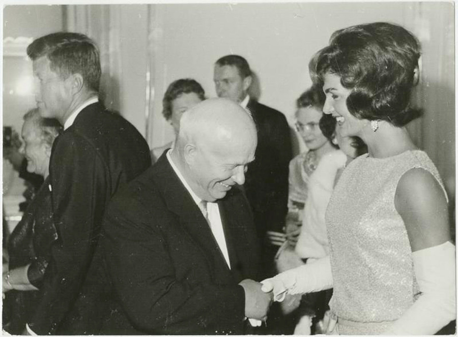 Nikita Khrushchev saluta Jacqueline Kennedy durante il suo incontro con John F. Kennedy a Vienna 
