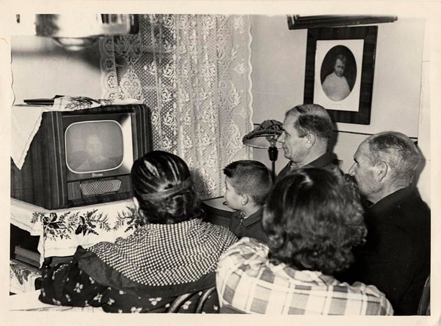 Nel 1961, molte famiglie avevano già la propria tv, e riunirsi davanti al televisore la sera divenne parte della routine quotidiana
