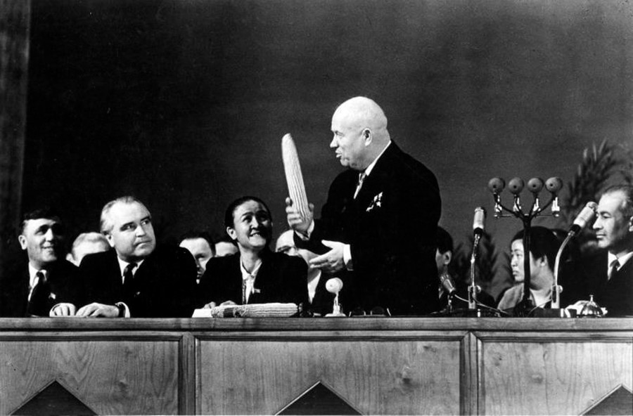 Nikita Khrushchev con pannocchie di mais. La sua idea fissa, dopo aver visitato gli Stati Uniti, era di far diventare l’Urss un grande produttore di granoturco. Ma questa campagna agricola fallì, poiché le piante non crescevano bene per via del clima
