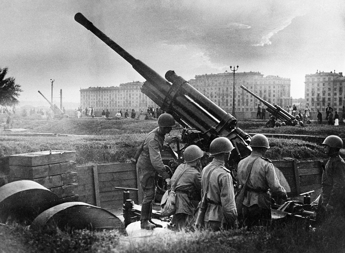 Un equipo antiaéreo cerca del Parque Gorki en Moscú, 1941.
