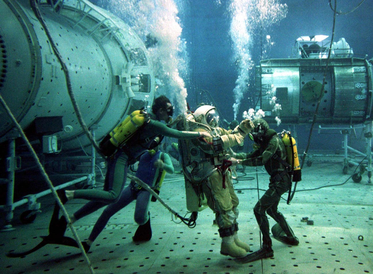Ruskom testnom instruktoru Olegu Puškaru pomažu ronioci tijekom podvodnih ispitivanja na replici oštećene svemirske stanice 