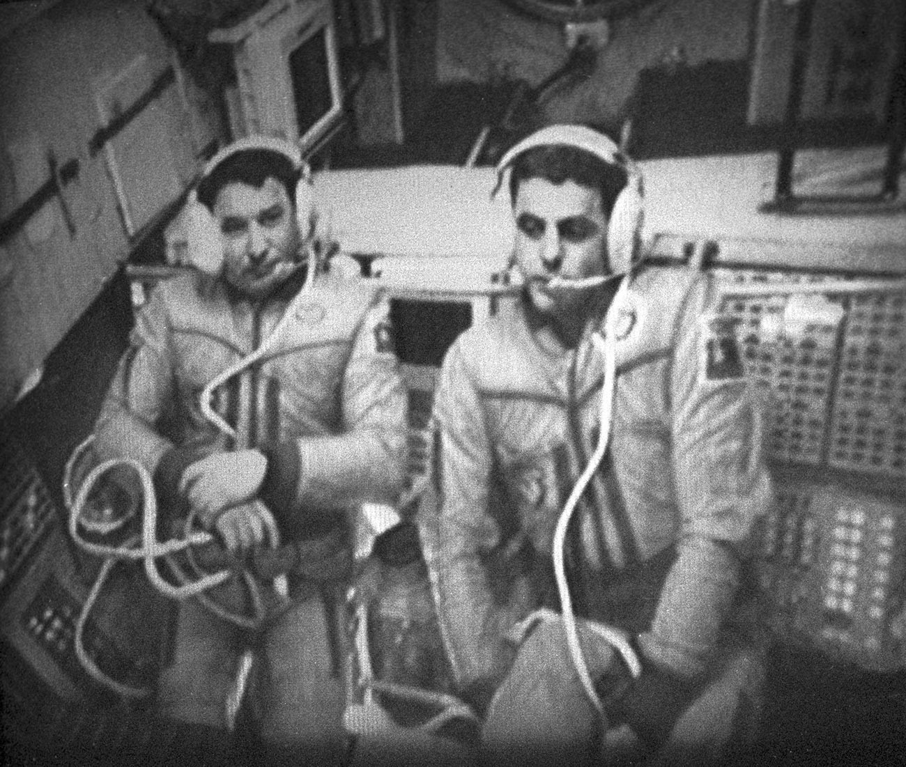 Les cosmonautes Leonid Kizim et Vladimir Soloviov, héros de l'URSS, au sein de la station Mir