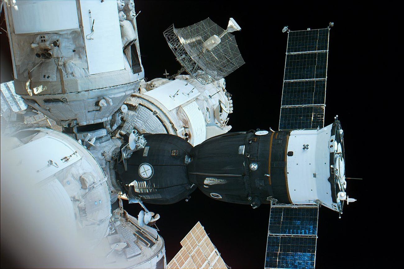 Vue depuis la navette spatiale Atlantis sur le Soyouz TM-24 amarré à la station Mir