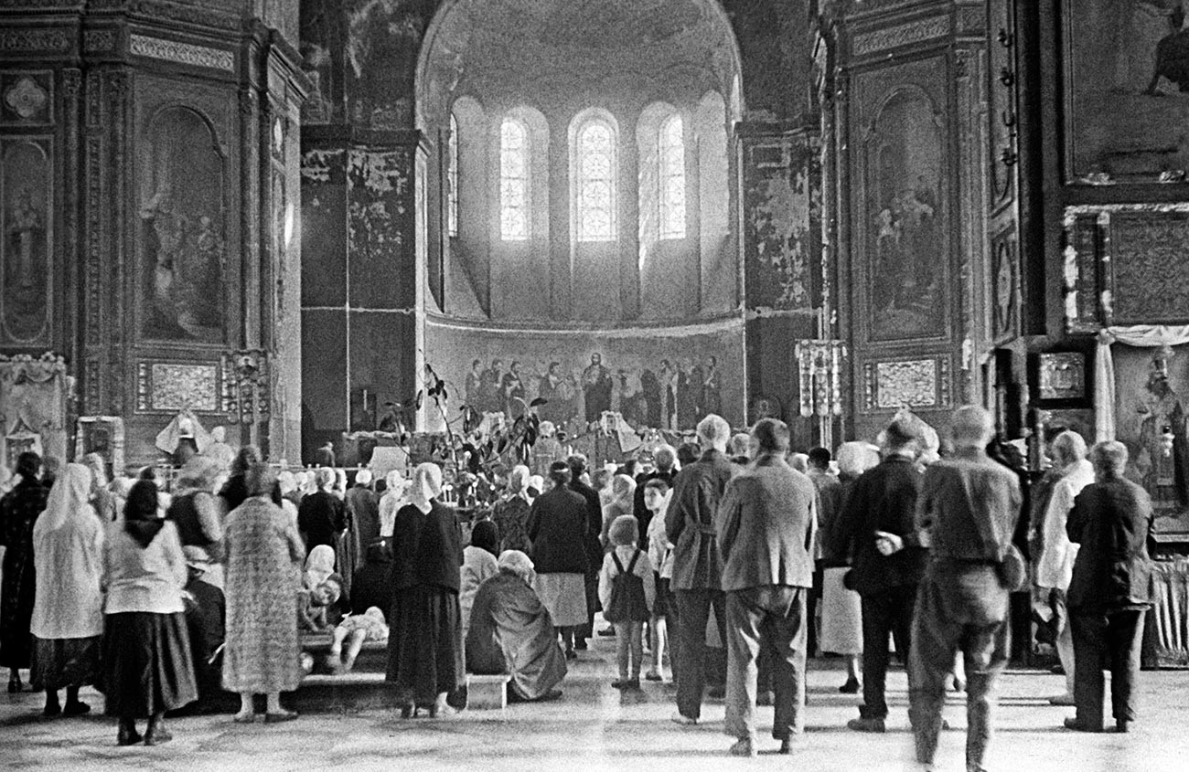 Dans l'une des églises de l'Ukraine soviétique pendant la Grande Guerre patriotique de 1941-1945