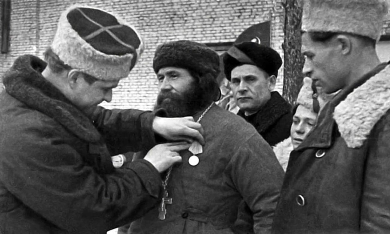 Remise à un prêtre orthodoxe de la médaille du deuxième degré « Partisan de la Grande Guerre patriotique »