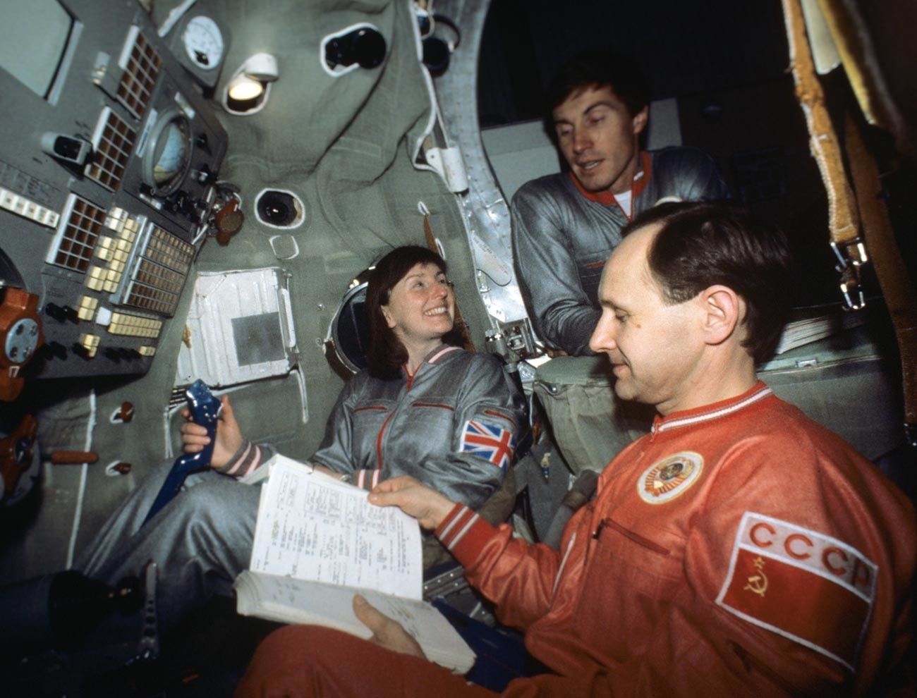 Tripulação espacial soviético-britânica: Helen Sharman, Serguei Krikalev e Anatoli Artsebarski