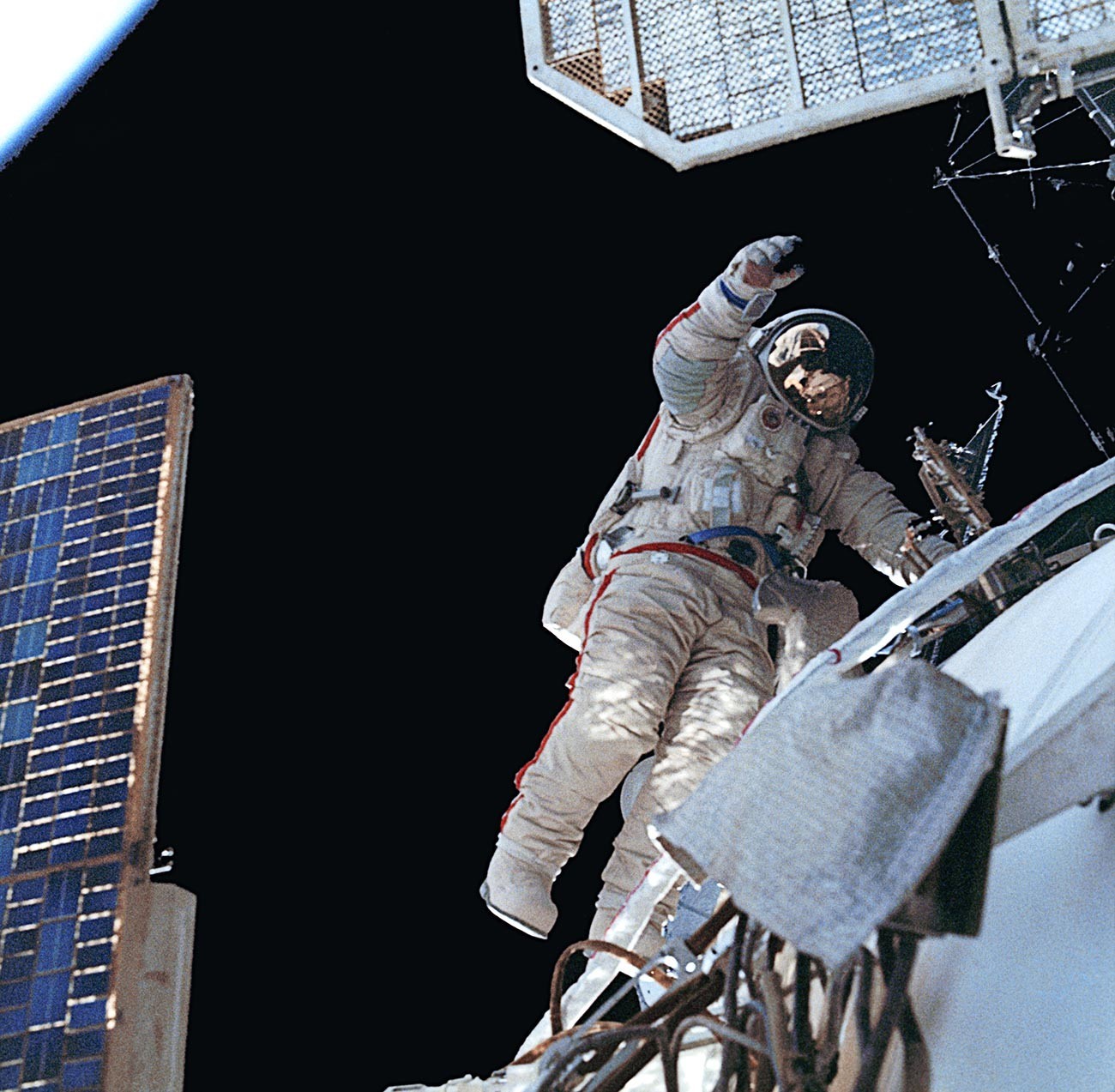Cosmonauta Aleksandr Volkov durante caminhada espacial