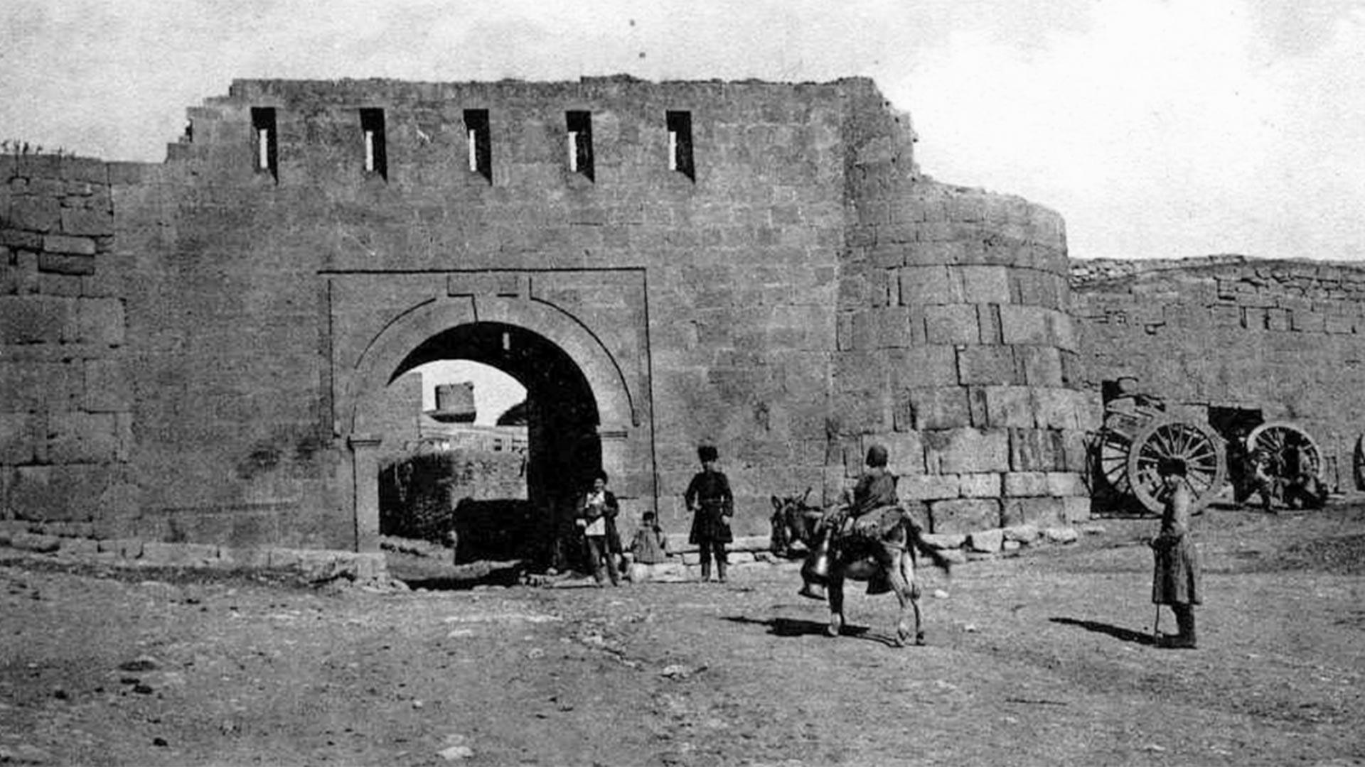 En 1222, l'armée de Gengis Khan est apparue devant les murs de la cité. Au début, cette dernière a réussi à repousser les Mongols, mais en 1239, Derbent est finalement tombée.