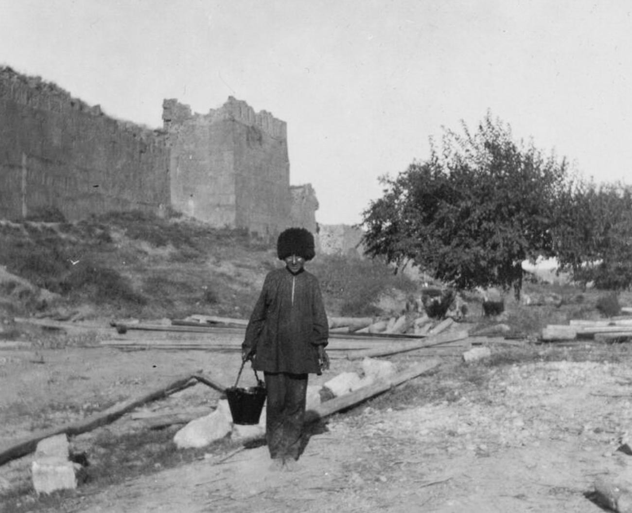 Les fortifications que l'on rencontre en visitant Derbent ont été érigées pour se défendre contre les attaques constantes des nomades – les Huns et les Khazars – au cours des V-VI siècles.