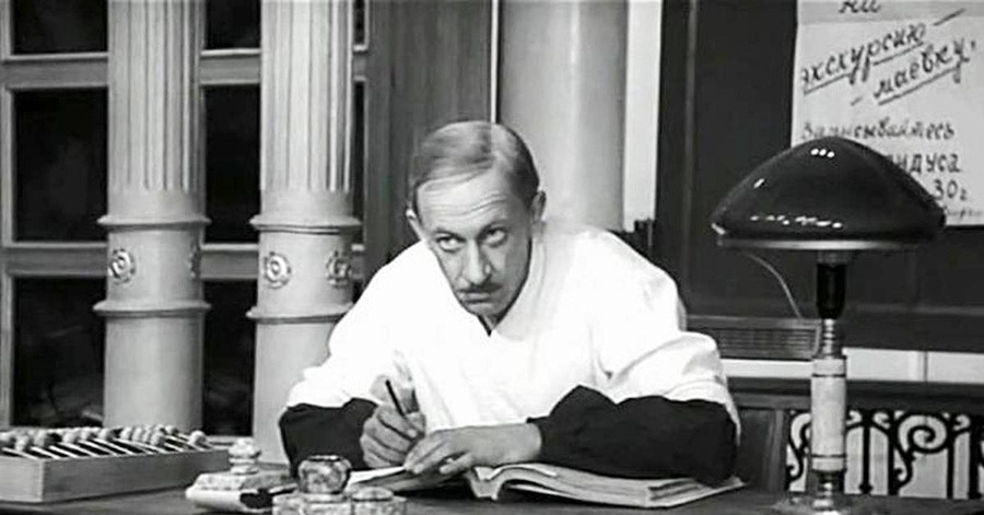 Der sowjetische Schauspieler Ewgeni Ewstigneew in der Rolle des Betrügers Korejko - einer Figur basierend auf Konstantin Korowko – im Film „Das goldene Kalb“ (1968)