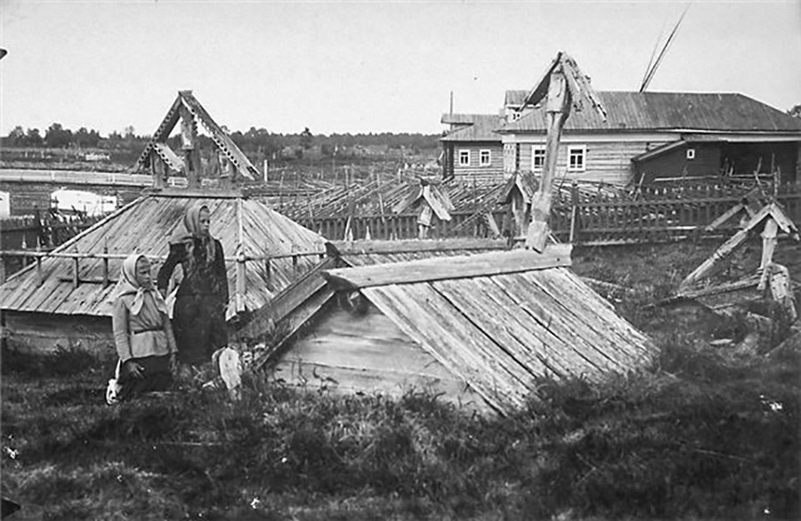 Ein Friedhof der Altgläubigen mit Holzabdeckungen für Grabsteine, Ufer des Weißen Meeres, 1917