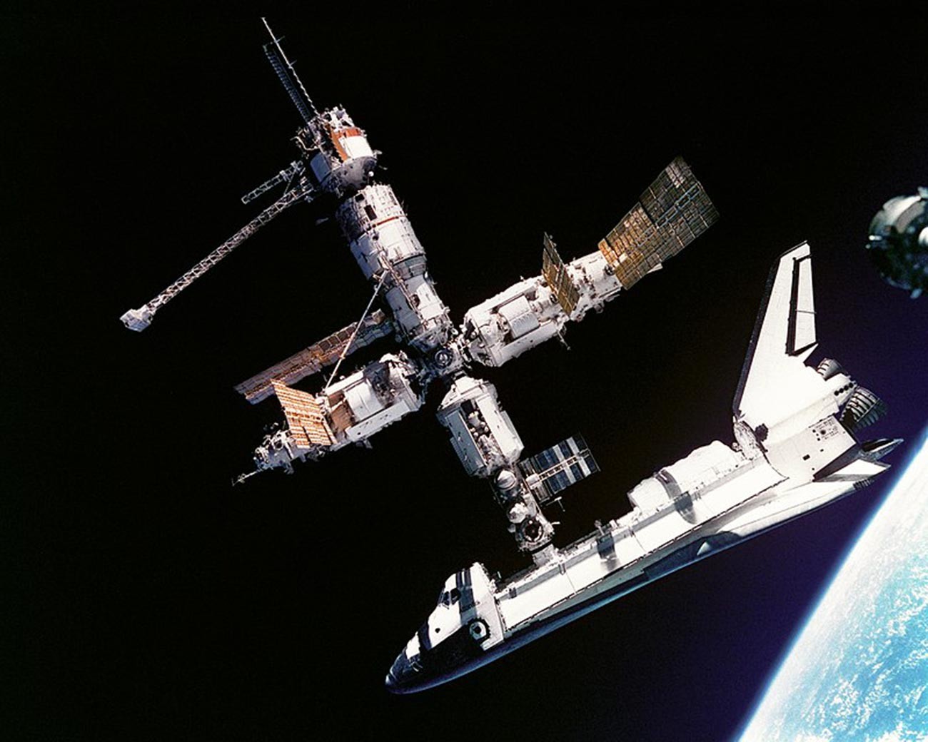 Questa vista dello Space Shuttle Atlantis ancora collegato alla stazione spaziale russa Mir è stata fotografata dall'equipaggio della Mir-19 il 4 luglio 1995