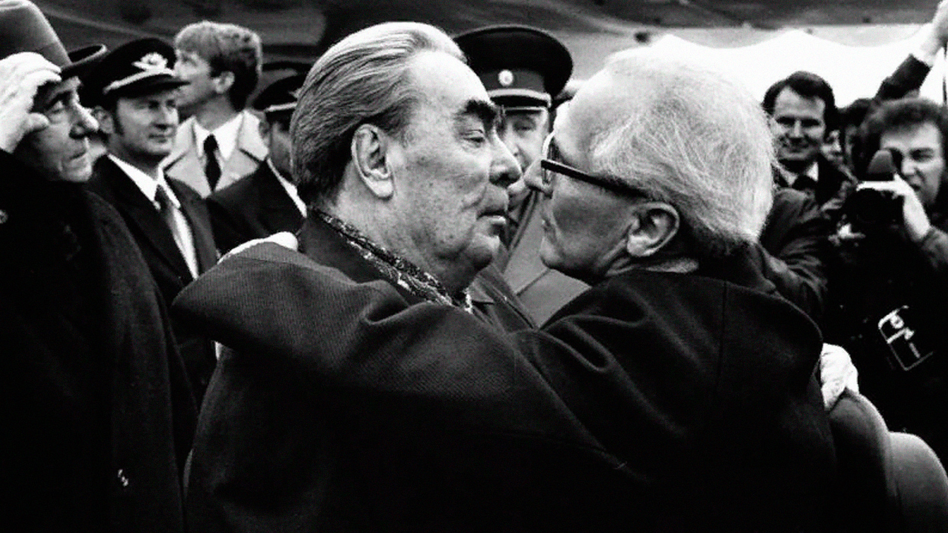 Reunión de Leonid Brézhnev con el líder de Alemania Oriental, Erich Honecker. Otra famosa foto de ellos besándose fue posteriormente consagrada como pieza de arte en el Muro de Berlín.
