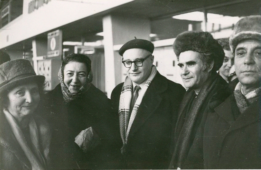 Pendant les années 1970 a commencé l’immigration massive des juifs vers Israël. Sur la photo: le célèbre biologiste Boris Zukerman et ses amis pausent avant son départ.
