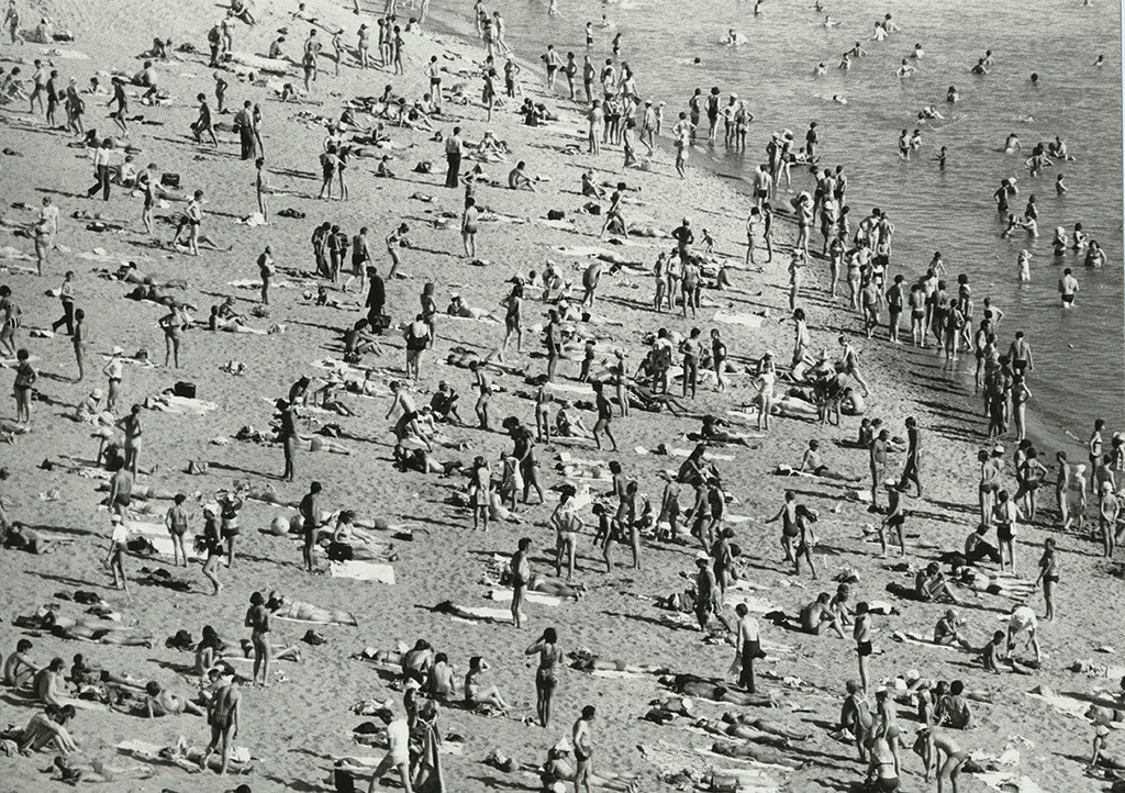 Une plage du fleuve Irtych par une journée estivale
