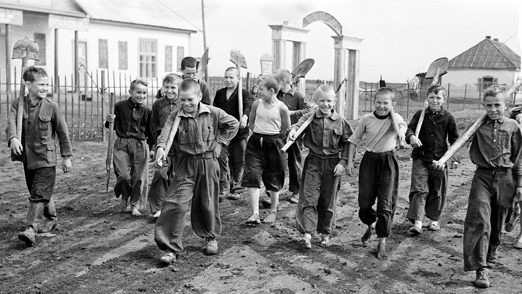 スボートニクで、地区の清掃をする子どもたち、1959年