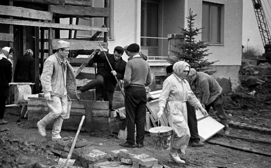 モスクワのスボートニクで建設作業をする人々、1960年代