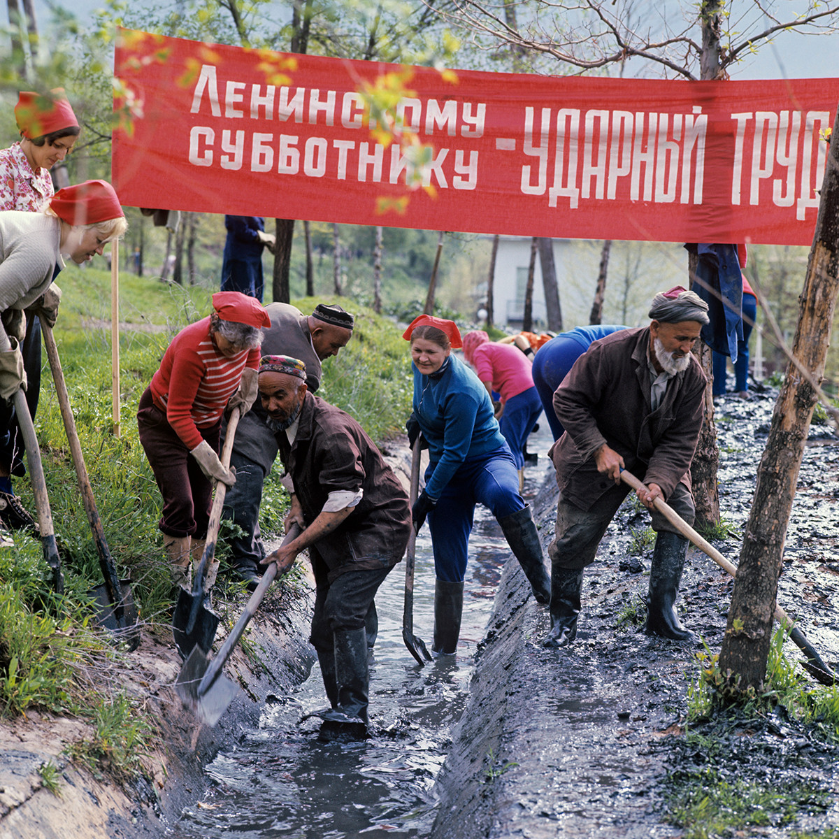 レーニン共産党スボートニクに参加するタジキスタン共和国の人々、1978年