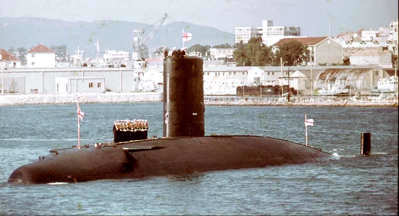 Submarino británico HMS Valiant entrando a Gibraltar en 1977. Fue dañado por la aviación argentina durante las operaciones en Malvinas.