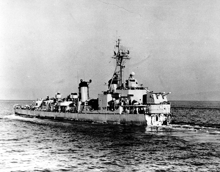 Guerra de Corea. El destructor estadounidense USS Ernest G. Small en ruta hacia Japón para ser reparado. Había perdido su proa por impacto de una mina enemiga.