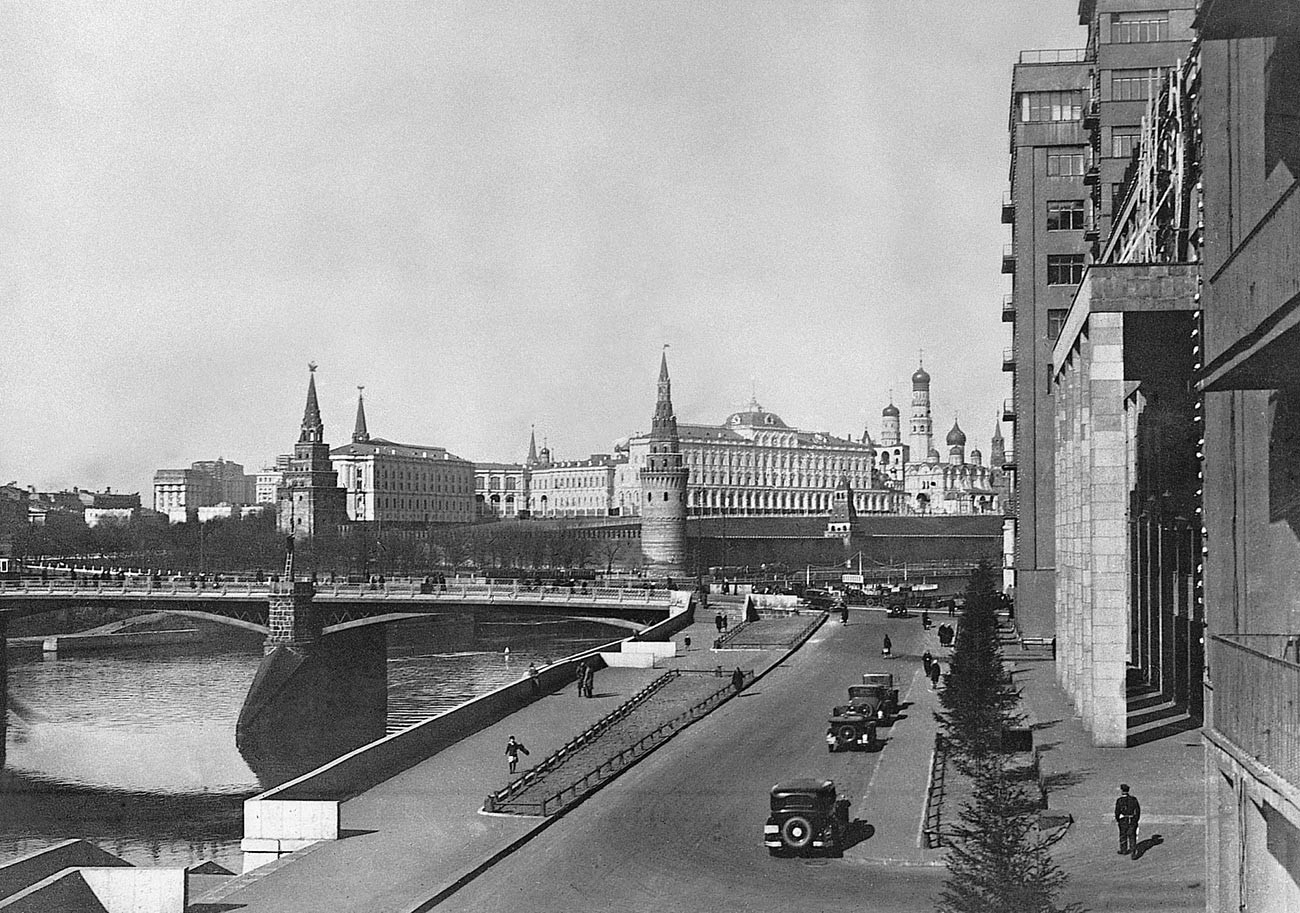 Pemandangan Jembatan Bolshoi Kamenny, akhir 1930-an.