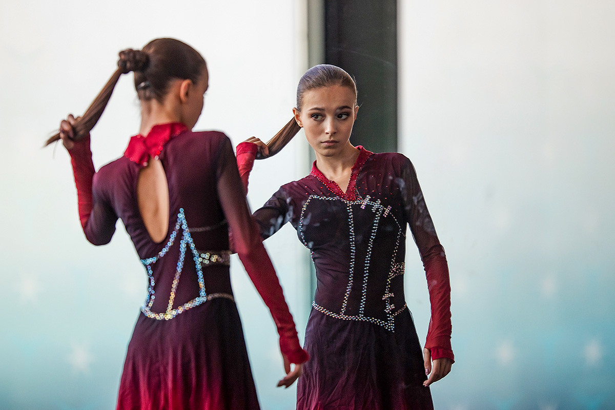 Anna Scherbakova se aquecendo antes da Apresentação de Gala na final do Grande Prêmio da ISU de Patinação Artística (Sênior e Júnior) na Palavela Arena, em 8 de dezembro de 2019, em Torino, Itália


