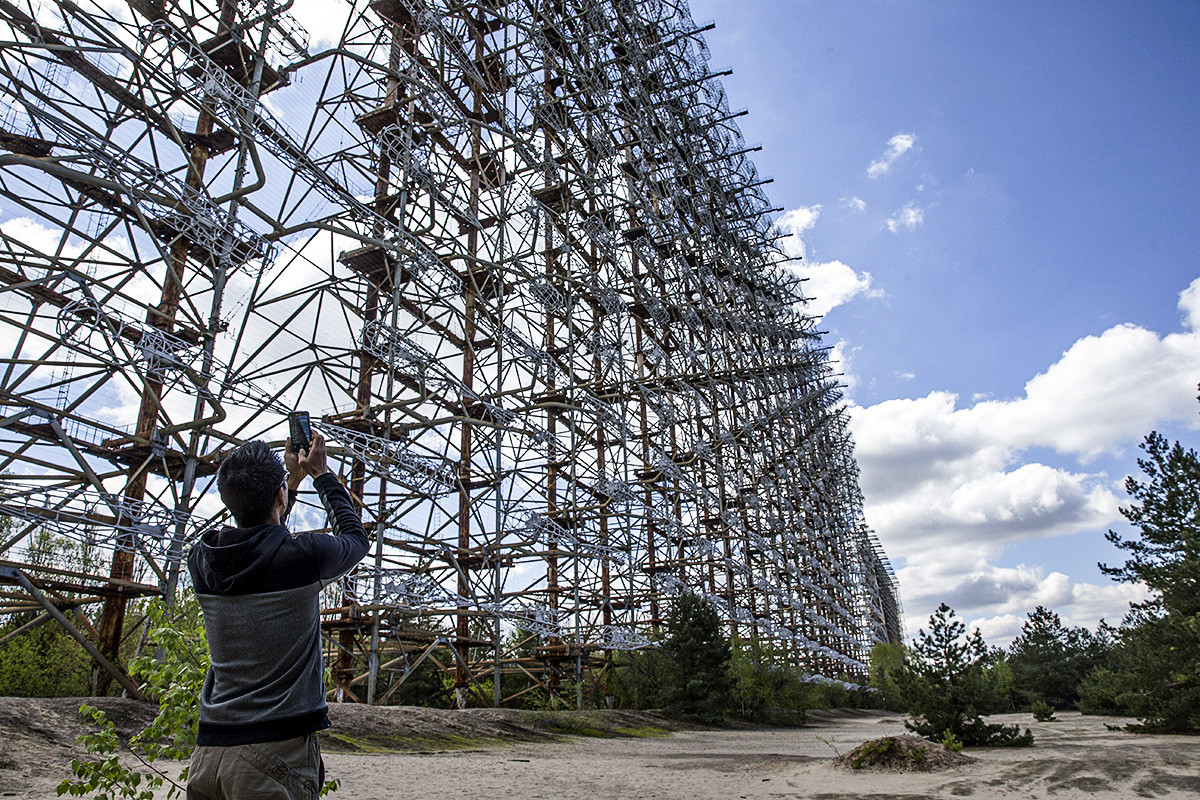 Чернобил, Украина, 27 април 2016 година; Посетител го фотографира радарскиот систем „Дуга“ што СССР го користеше во Чернобил. Чернобилската катастрофа се случи на 26 април 1986 година во Чернобилската нуклеарна електрана.