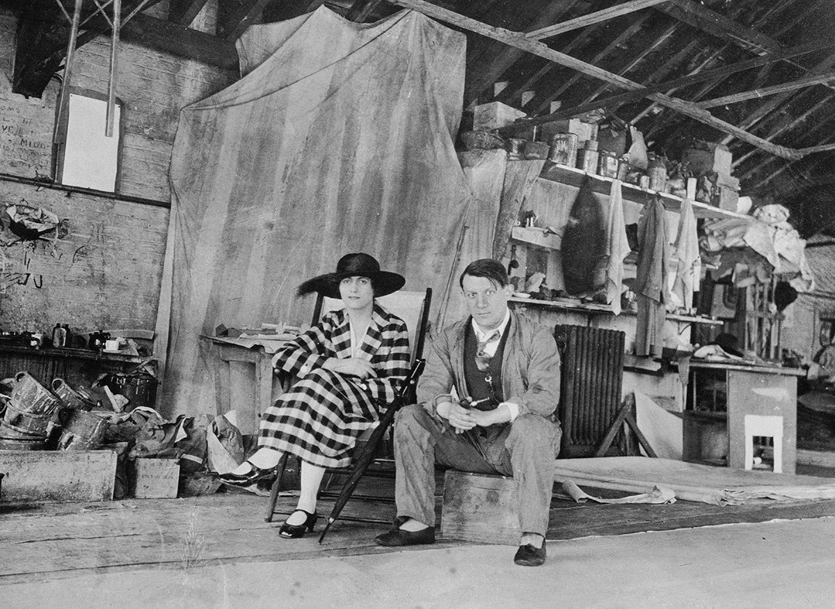 Pablo Picasso y Olga Jojlova en el estudio de pintura en Londres, 1919.