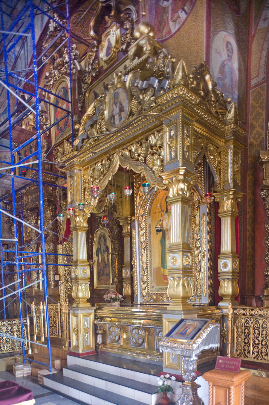 Cathédrale de la Transfiguration, baldaquin avec reliques de saint Ioassaph, évêque de Belgorod (reliques transférées du musée en 1991)