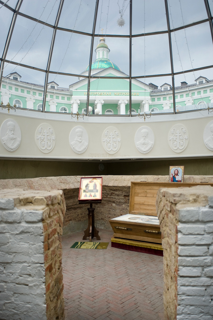 Crypte funéraire d'Ioassaph, adjacente à la chapelle Saint Ioassaph. Située dans la partie sud-ouest de la cathédrale de la Trinité démolie. Découverte par des archéologues en 1911. Arrière-plan supérieur : siège du métropolite de Belgorod