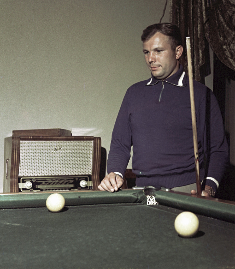 Juri Gagarin spielt Billard, 1961. 