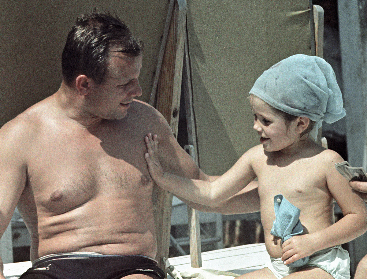 Gagarin mit Tochter Galina in den Ferien, 1966. 
