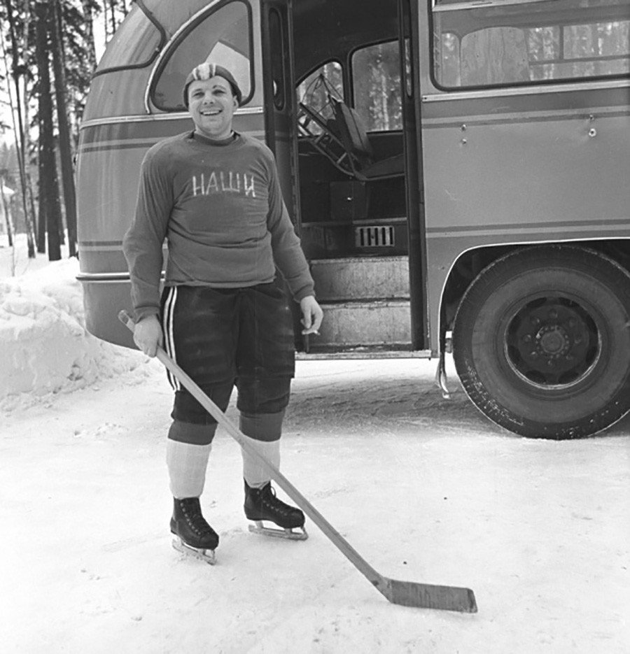 Gagarin spielt Hockey, 1963. 