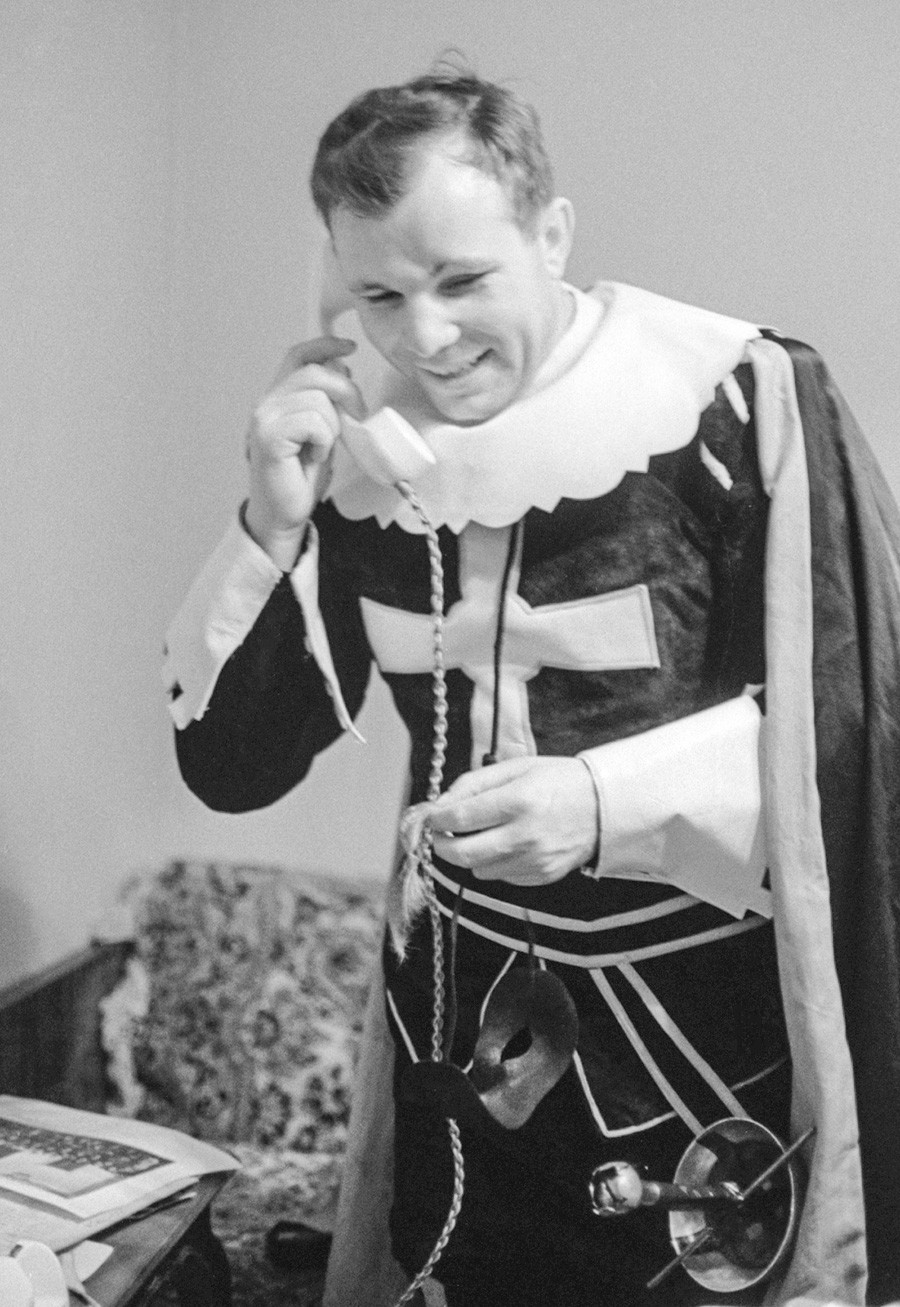 Gagarin in einem Kostüm, 1965. 