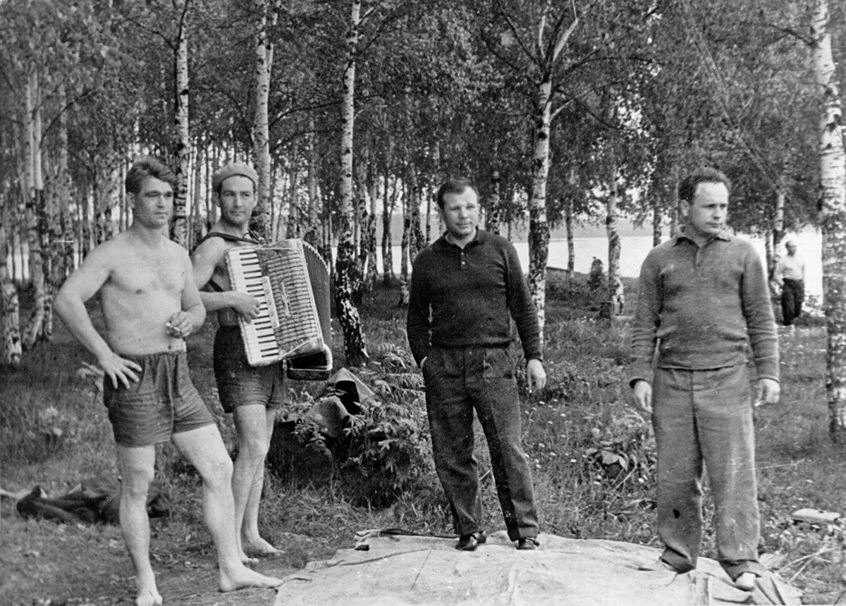 Gagarin posiert mit Freunden bei einem Picknick, 1963. 