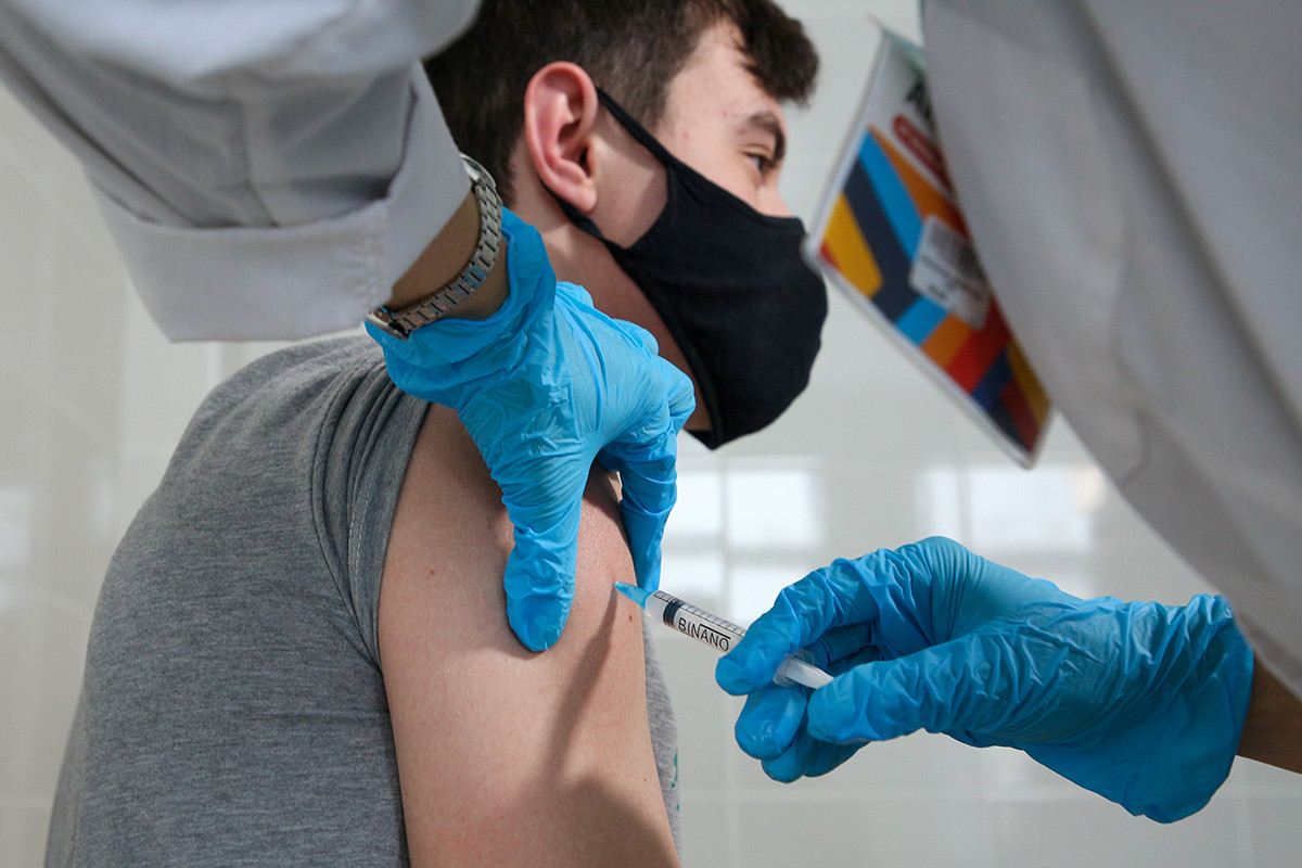 Волгоградска облас, Русия - 6 януари 2021 г. Мъж получава ваксина 