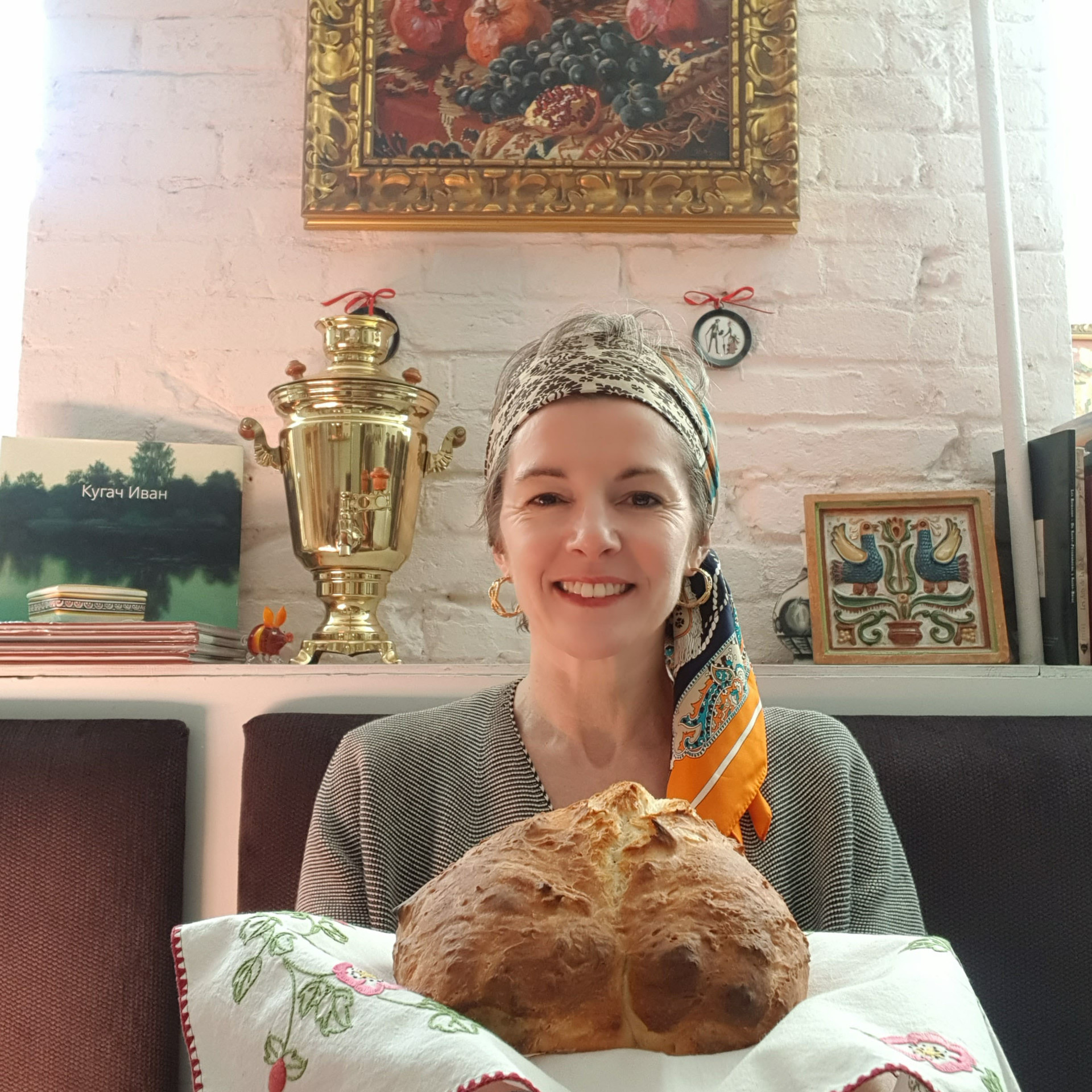 Cécile avec un karavaï, pain traditionnel russe symbolisant l'hospitalité