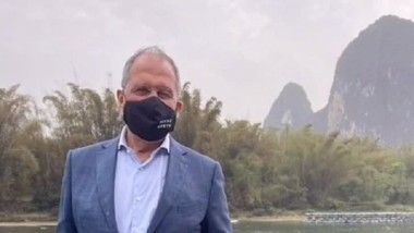 Лавров се фотографираше со маска со натпис FCKNG QRNTN