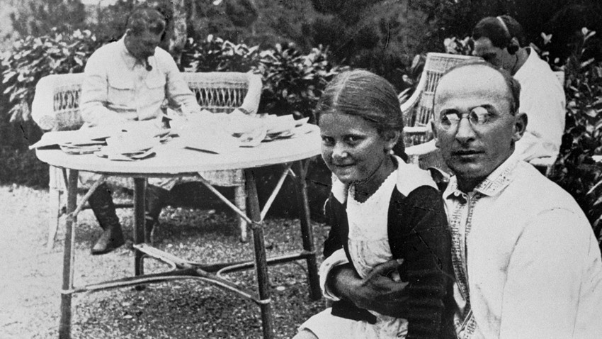 Lavrenty Beria con la hija de Iósif Stalin Svetlana.