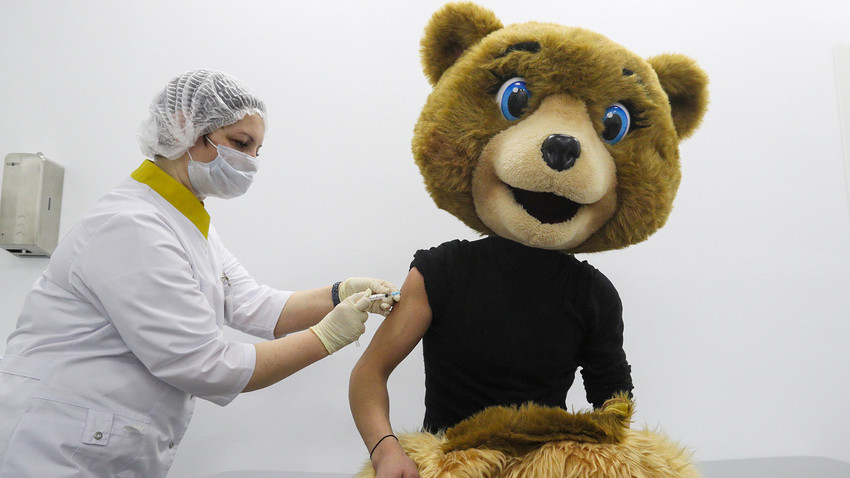 Вакцинација против коронавируса (вакцином „Спутњик V“) у привременом пункту за вакцинацију у тржном центру „Шчолковски“ у Москви, 10. фебруар 2021.