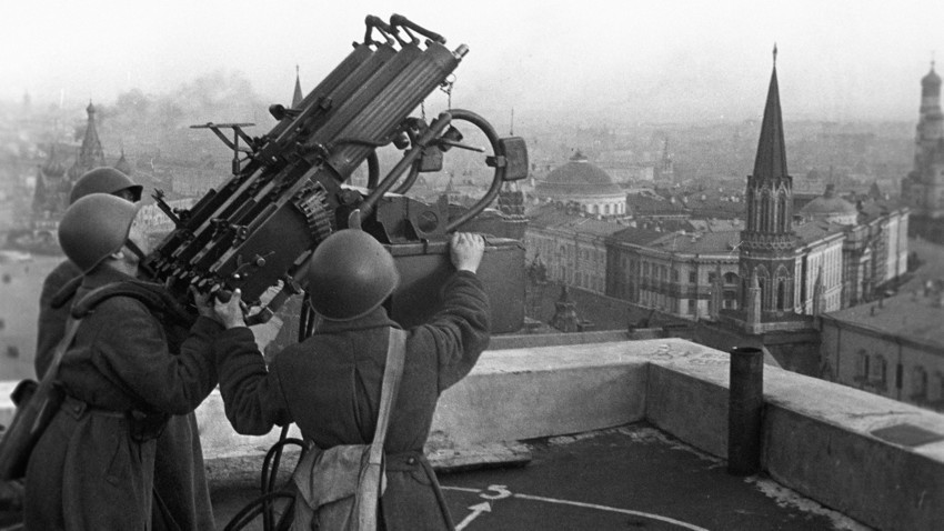 Припадници на советската противвоздушна одбрана на покривот на хотелот „Москва“, 16 октомври 1941 година. Голема татковинска војна (1941-1945).
