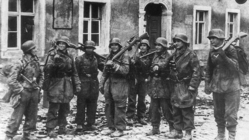 Scharfschuetzentrupp der Division „Hermann Göring“ im Kubschutz in einem Ort östlich von Bautzen.